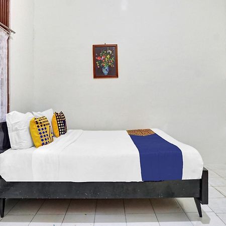 Oyo Life 90539 Taman Borobudur Guest House Syariah Blimbing  Экстерьер фото