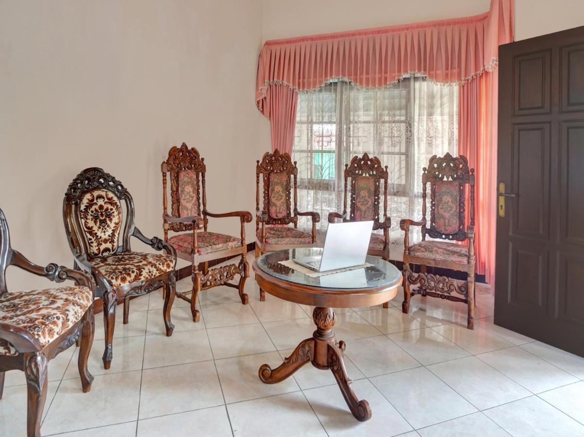 Oyo Life 90539 Taman Borobudur Guest House Syariah Blimbing  Экстерьер фото