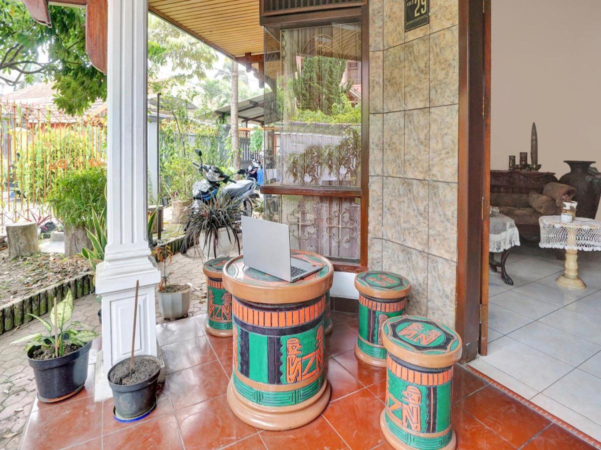 Oyo Life 90539 Taman Borobudur Guest House Syariah Blimbing  Экстерьер фото