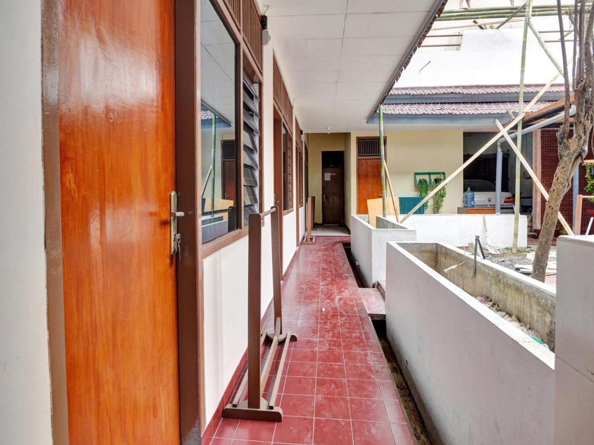 Oyo Life 90539 Taman Borobudur Guest House Syariah Blimbing  Экстерьер фото
