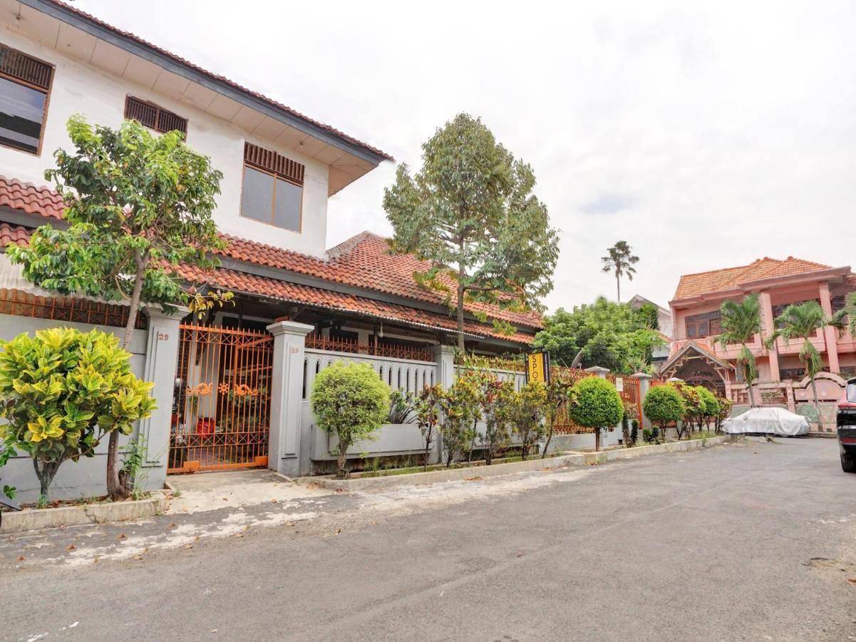Oyo Life 90539 Taman Borobudur Guest House Syariah Blimbing  Экстерьер фото