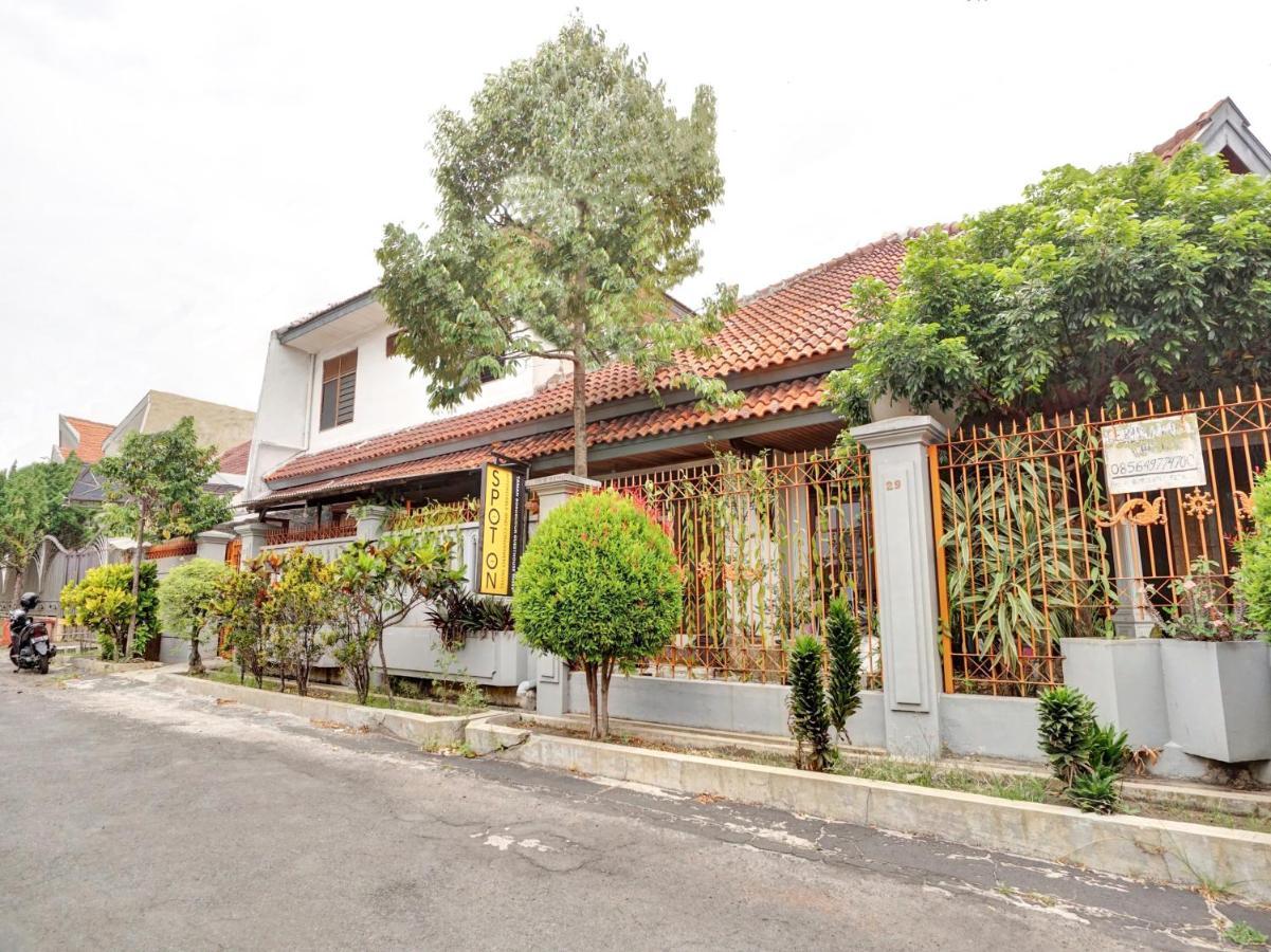 Oyo Life 90539 Taman Borobudur Guest House Syariah Blimbing  Экстерьер фото