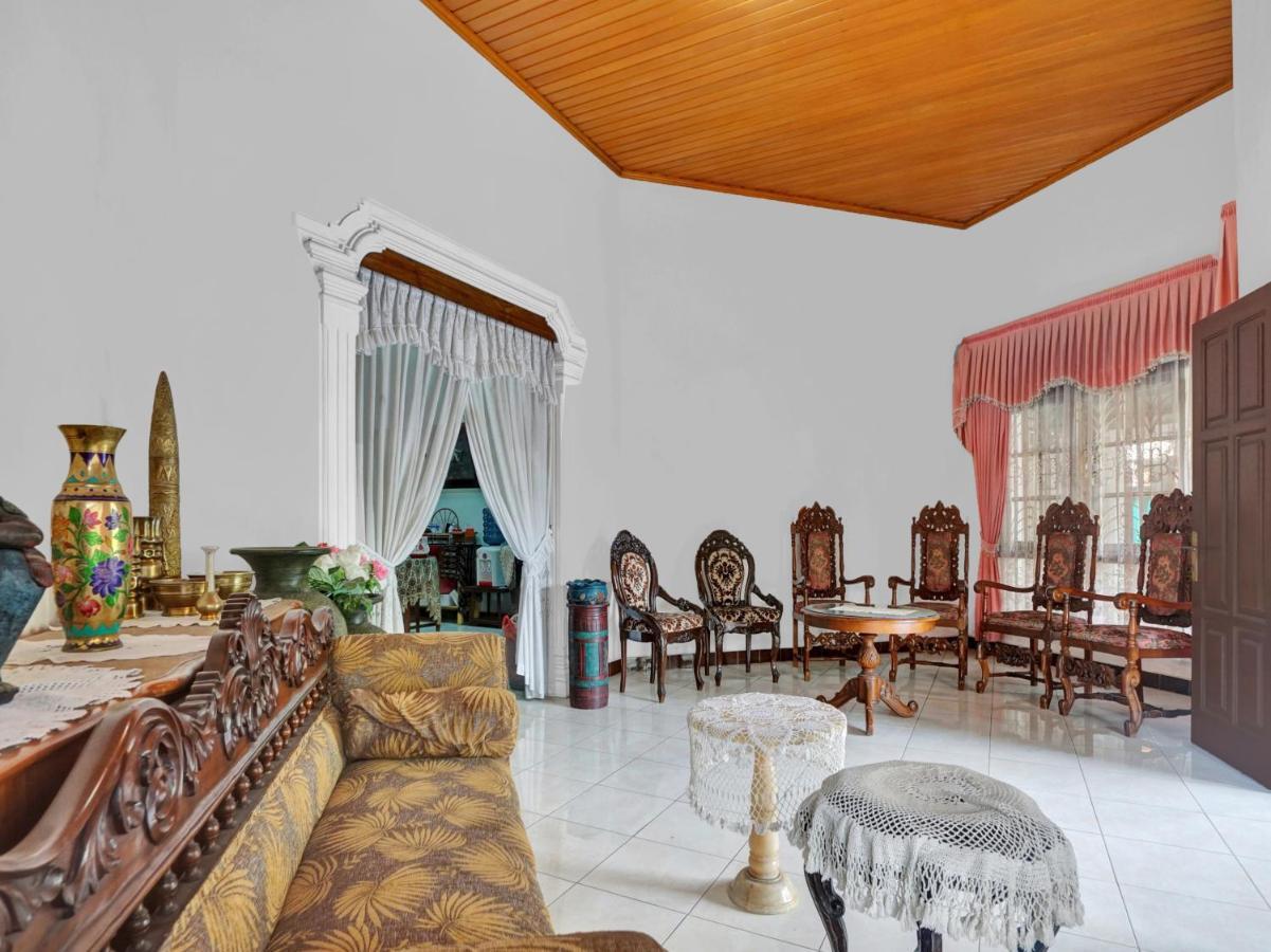 Oyo Life 90539 Taman Borobudur Guest House Syariah Blimbing  Экстерьер фото