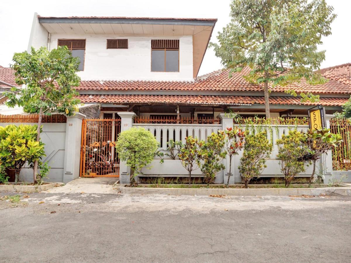 Oyo Life 90539 Taman Borobudur Guest House Syariah Blimbing  Экстерьер фото