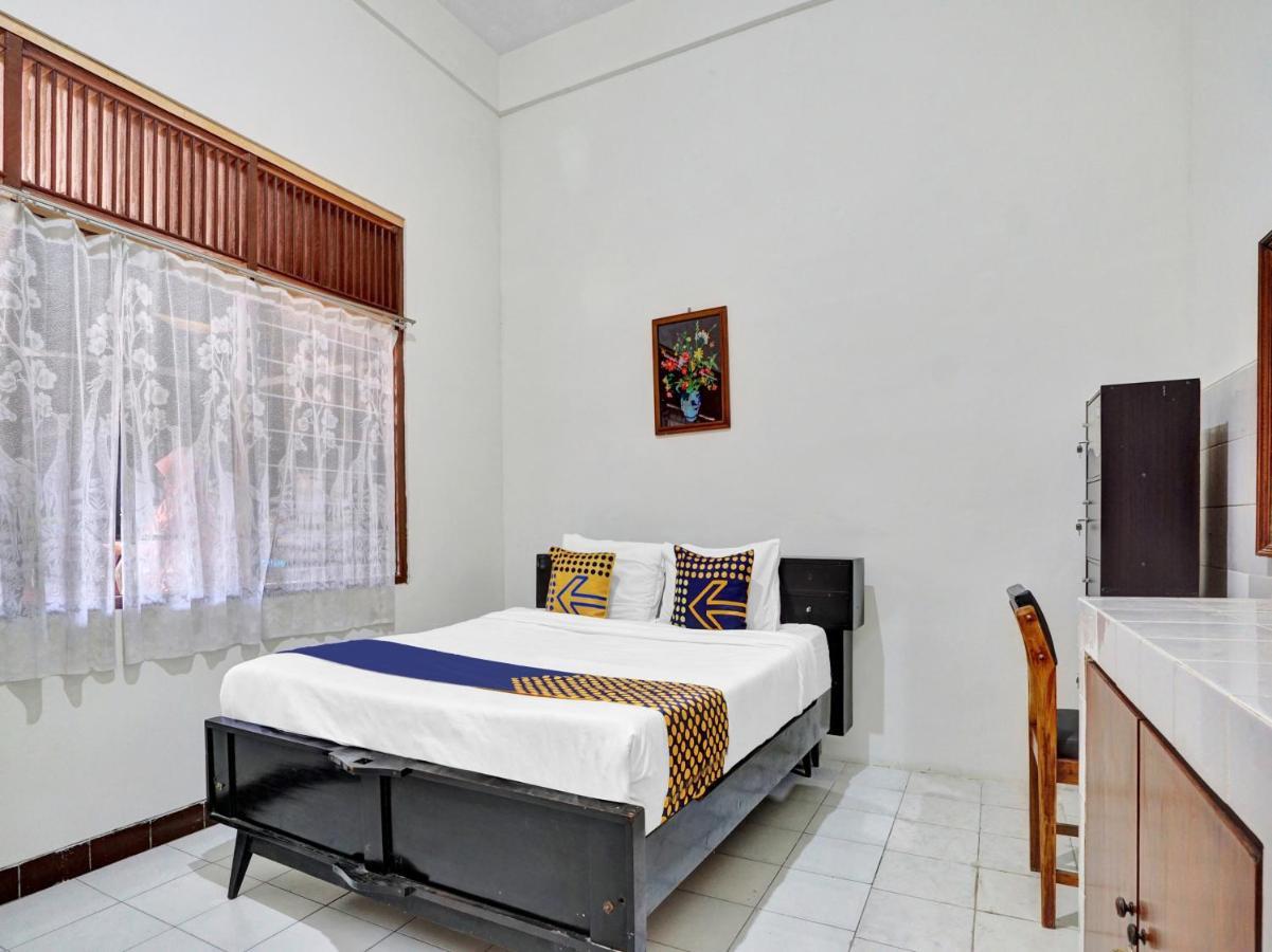 Oyo Life 90539 Taman Borobudur Guest House Syariah Blimbing  Экстерьер фото