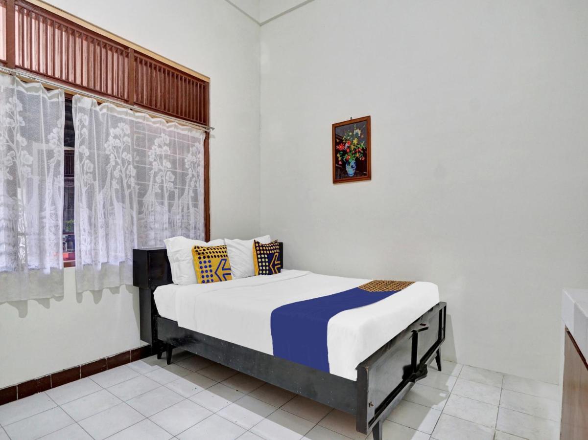 Oyo Life 90539 Taman Borobudur Guest House Syariah Blimbing  Экстерьер фото